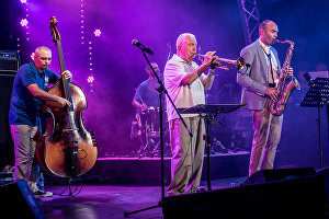 Музиканти Сергій Головня і Валерій Пономарьов (справа наліво) виступають в програмі Messengers from Russia на фестивалі Koktebel Jazz Party 2017.