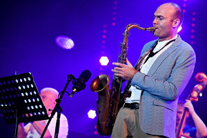 Музикант-саксофоніст Сергій Головня виступає в програмі музиканта Валерія Пономарьова Messengers from Russia на фестивалі Koktebel Jazz Party 2017.
