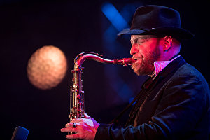 Музикант Олександр Бриль під час виступу колективу Brill Family на фестивалі Koktebel Jazz Party 2017.