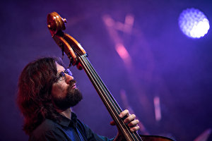 Музикант Макар Новіков під час виступу колективу Brill Family на фестивалі Koktebel Jazz Party 2017.