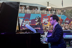 Учасник колективу Double Bass Project Олексій Іванников виступає на фестивалі Koktebel Jazz Party 2017