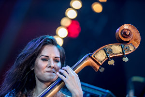 Учасниця колективу Double Bass Project Дарина Соколова під час виступу на фестивалі Koktebel Jazz Party 2017