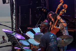 Учасники колективу Double Bass Project Грегорі Хатчінсон, Дарина Соколова і Макар Новіков (зліва направо) під час виступу на фестивалі Koktebel Jazz Party 2017