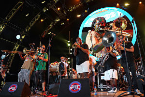 Музичний колектив з США (новоорлеанський джаз/фанк) виступають на 16-му міжнародному музичному фестивалі Koktebel Jazz Party
