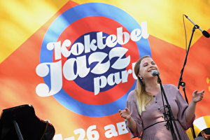 Вокалістка колективу New Folk Trio Євгенія Савінкіна на 16-му міжнародному музичному фестивалі Koktebel Jazz Party