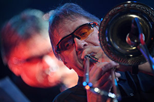 Музикант-тромбоніст Конрад Хервіг під час виступу на 16-му міжнародному музичному фестивалі Koktebel Jazz Party
