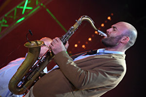 Музикант-саксофоніст Сергій Головня під час виступу на 16-му міжнародному музичному фестивалі Koktebel Jazz Party