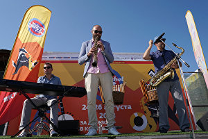 Музиканти Олег Стариков, Сергій Головня та Антон Залетаєв (зліва направо) виступають на 16-му міжнародному музичному фестивалі Koktebel Jazz Party