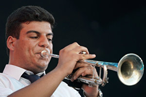 Учасник колективу Ваагна Айрапетяна (Вірменія) виступає на 16-му міжнародному музичному фестивалі Koktebel Jazz Party