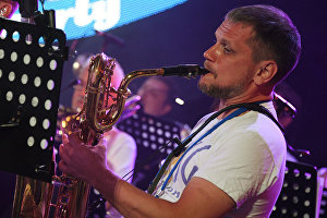 Музикант виступає під час All Stars KJP Jam за участю біг-бенду під управлінням Сергія Головні на 16-му міжнародному музичному фестивалі Koktebel Jazz Party