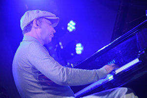 Піаніст Яків Окунь виступає під час All Stars KJP Jam за участю біг-бенду під управлінням Сергія Головні на 16-му міжнародному музичному фестивалі Koktebel Jazz Party