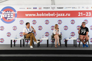 Піаніст Олексій Подимкін (праворуч) і співачка, лідер колективу «Лютий бенд» Анастасія Лютова на прес-конференції в рамках Міжнародного джазового фестивалю Koktebel Jazz Party-2020 в Криму