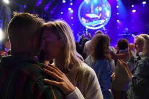 Відвідувачі танцюють під час виступу музиканта, соліста групи "Моральний кодекс" Сергія Мазаєва на Міжнародному музичному фестивалі Koktebel Jazz Party-2020 в Криму