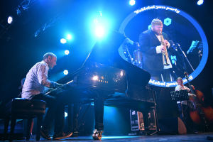 Музикант Володимир Нестеренко (ліворуч) виступає з групою Bril Brothers на Міжнародному джазовому фестивалі Koktebel Jazz Party-2020 в Криму
