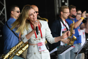 Співачка і лідер групи All See Band Ольга Синяєва під час перевірки звуку, налаштування звукового обладнання (саундчекінг) на Міжнародному джазовому фестивалі Koktebel Jazz Party - 2021 в Криму