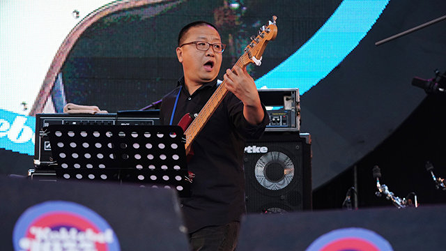 Учасник китайської групи Sedar Band виступає на 16-му міжнародному музичному фестивалі Koktebel Jazz Party