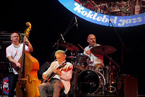 Коллектив "Квартет К.И.М.М." и гитарист Алексей Кузнецов во время выступления на 17-м международном музыкальном фестивале Koktebel Jazz Party
