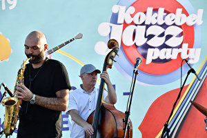 Джазовий музикант, засновник оркестру SG BIG BAND Сергій Головня (ліворуч) під час виступу на 17-му міжнародному музичному фестивалі Koktebel Jazz Party