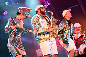 Музиканти французького колективу "Lamuzgueule" Дебора Редул, Сальваторе Вегроне і Роман Дешам (зліва направо) виступають на 17-му міжнародному музичному фестивалі Koktebel Jazz Party